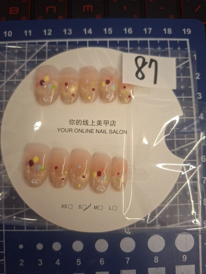 由 a78756522029825 (刊登 ID 1383954549，圖片 2) 提交，位於 台中市 (Taichung) 的 S碼穿戴甲 (類別：美甲、手部保養)，說明：因為要搬家 穿戴甲買太多佔空間所以賣出 每種都只有一副 會送一張果凍膠❣️需要近看歡迎私聊。