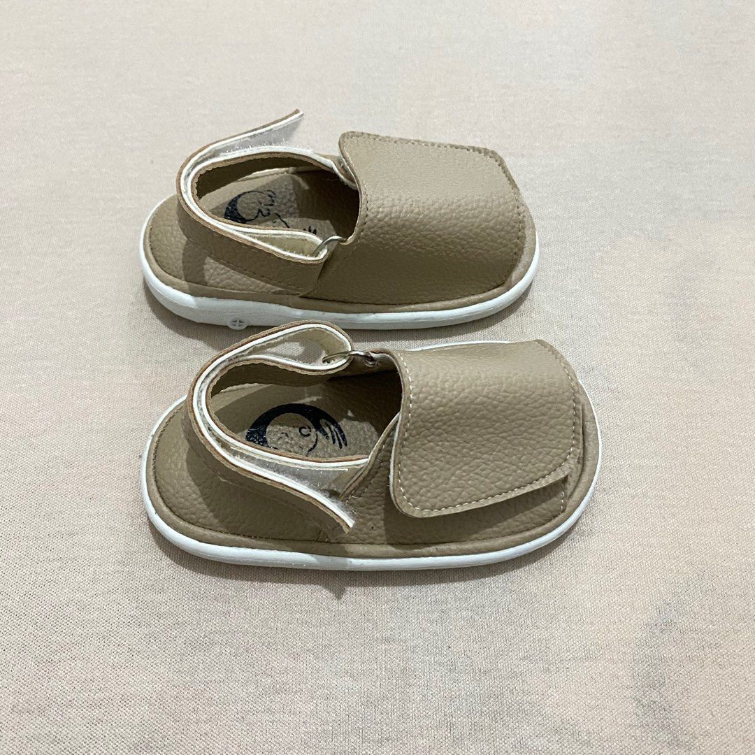 SANDAL ANAK (Kategori: Orang Tua, Bayi & Anak - Lainnya) berada di Bogor. Dikirim oleh prelovedbelvaaa (ID iklan 1383894087, Gambar 2). Deskripsi: PRELOVED SANDAL ANAK 1 tahun insole 12.5 .