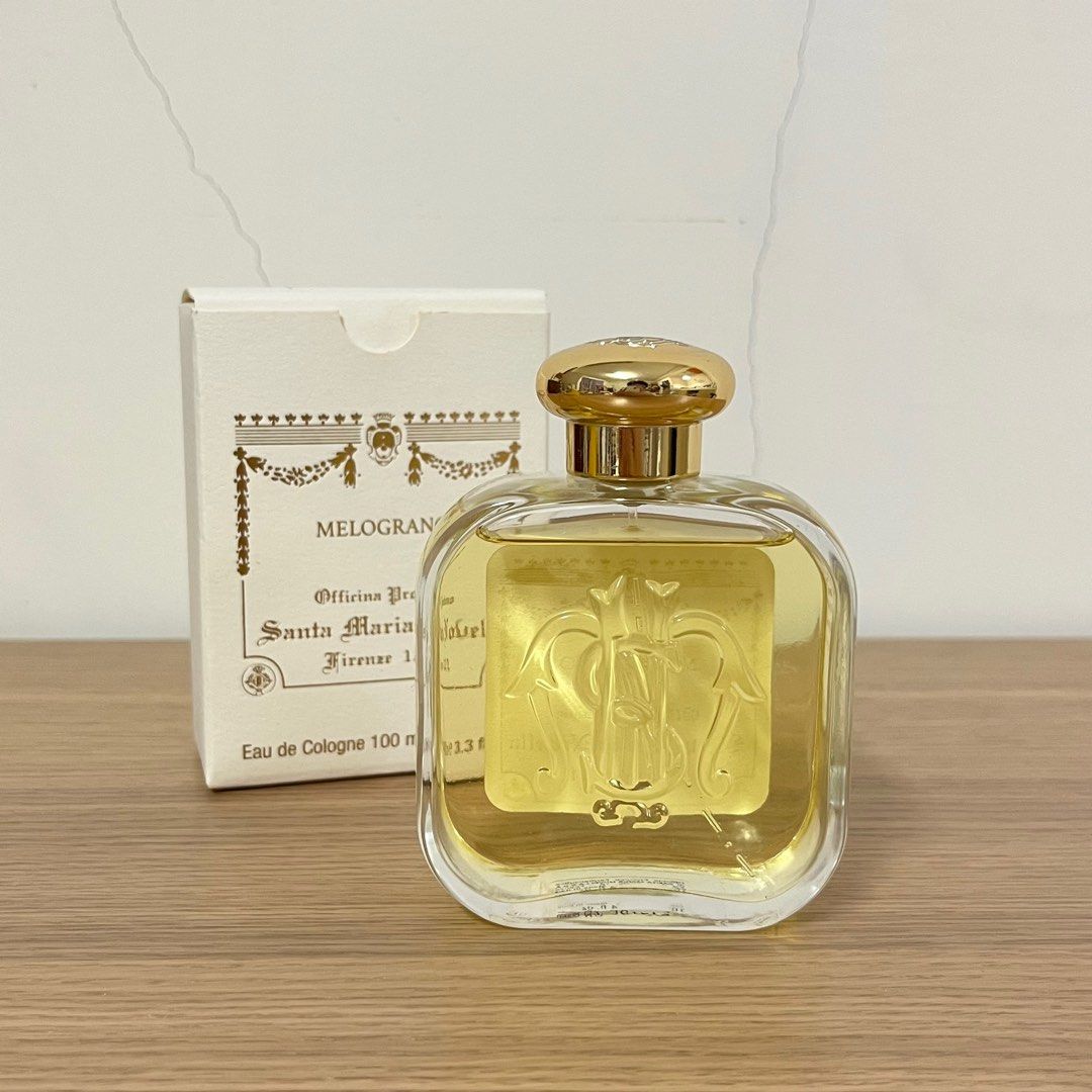 由 asdf8879 (刊登 ID 1383984600，圖片 2) 提交，位於 桃園市 (Taoyuan) 的 Santa Maria Novella 石榴花 Melograno 100ml 波斯石榴花香水 古龍水 (類別：香水、體香劑)，說明：噴過幾次，餘量如圖～ 這個是在SMN從台灣撤櫃又重新進駐（？）之前在櫃上買的，因為代理商有變，中文標可能跟現在的會有不一樣，不過一樣是專櫃購入的正品！ 前調：香檸檬、香辛料、苦橙 中調：紅石榴、依蘭依蘭、玫瑰 後調：橡苔、廣藿香、勞丹脂、麝香。