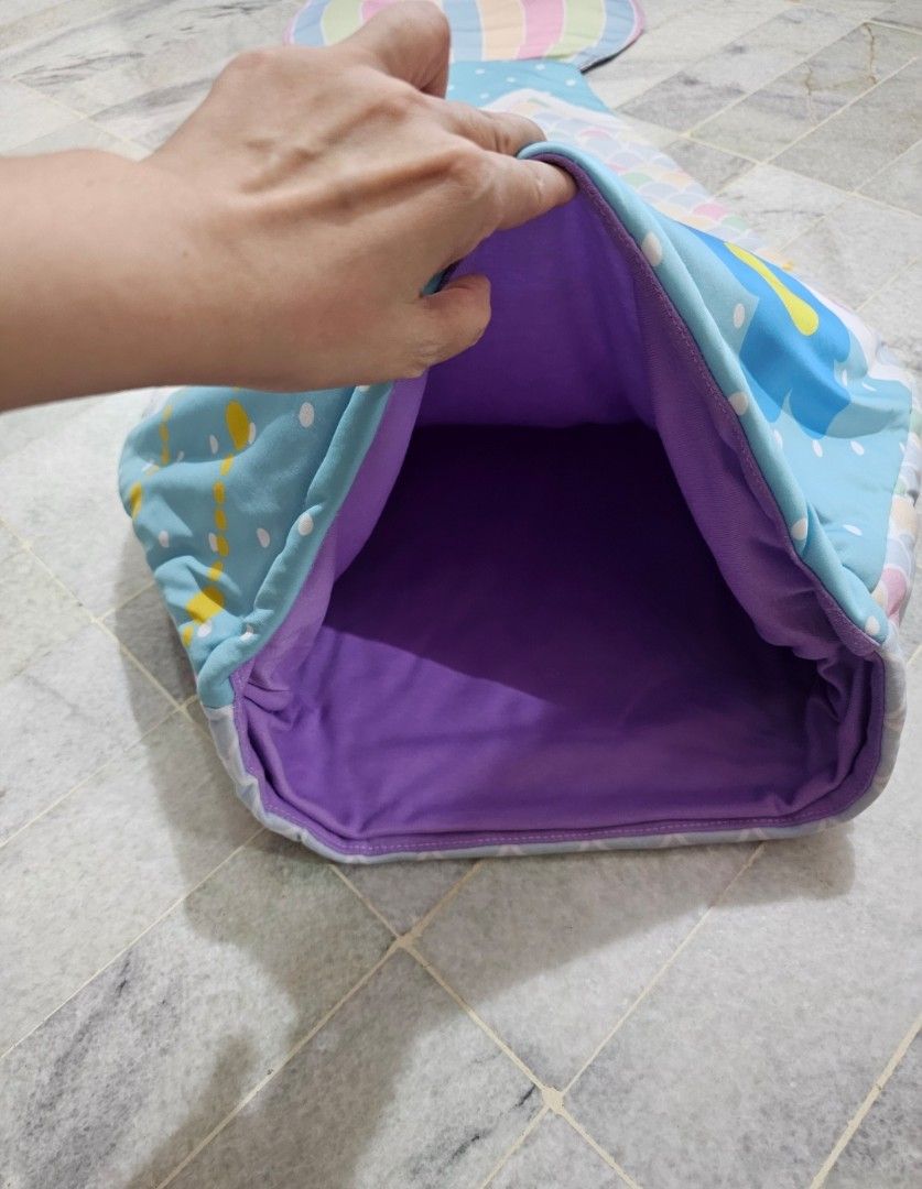 Selimut mermaid (Kategori: Orang Tua, Bayi & Anak - Lainnya) berada di Surabaya. Dikirim oleh myownpl (ID iklan 1383887690, Gambar 3). Deskripsi: model mermaid, hanya masuk bagian atas, bagian bawah tertutup tidak ada lubang. bahan super lembut nyaman & tebal. panjang total 131. panjang selimut 97. ada 2 pilihan motif, ukuran semua sama 🥰 harga tertera, harga per pc 🤗 ini barang rare ya, nggak pasaran. kolpri beli di LN, dijual krn gak sempet k