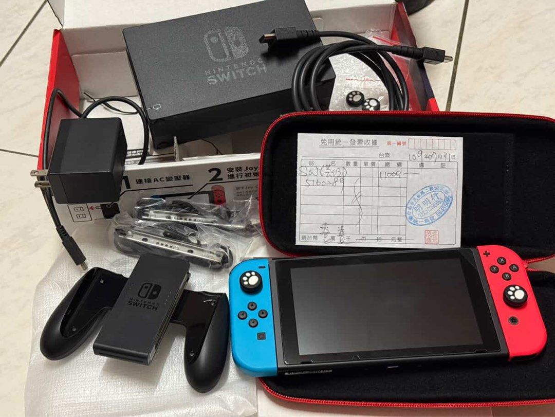 由 mcdull0707 (刊登 ID 1383878694，圖片 1) 提交，位於 台南市 (Tainan) 的 Switch HAC-001 (類別：Nintendo 任天堂)，說明：【售】Switch HAC-001 【價格】 $5000 【物品狀況】 9成新，外觀無刮痕 已過保，盒裝皆在，附上購買收據 【商品包含】 Switch HAC-001主機（有貼保護貼） 盒裝裡標示配件齊全沒有缺少任何東西 健身環大冒險遊戲片及健身環 x1 鬼滅之刃遊戲片x1 ！健身環、主機都有收納包！ 【交易方式】 台南市面交。