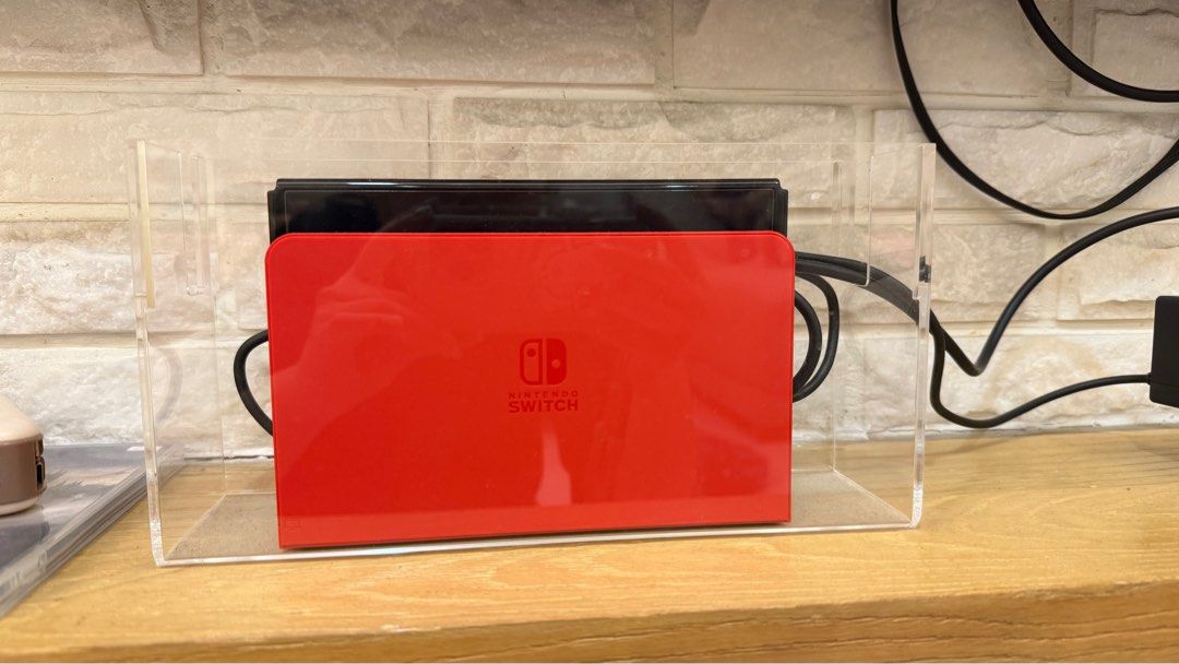 由 qboom101370351 (刊登 ID 1384039879，圖片 2) 提交，位於 台南市 (Tainan) 的 Switch OLED 瑪利歐紅 (類別：Nintendo 任天堂)，說明：附有另一個原廠手把，還有其他配件，外加霍格華茲遊戲片。