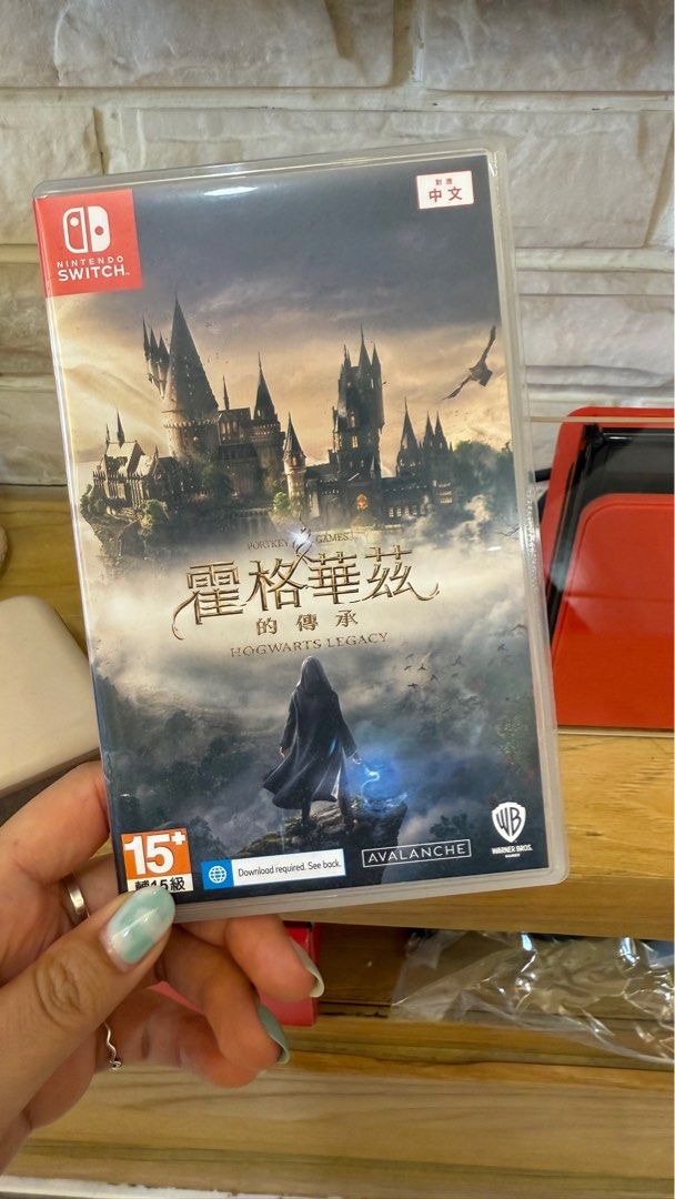 由 qboom101370351 (刊登 ID 1384039879，圖片 3) 提交，位於 台南市 (Tainan) 的 Switch OLED 瑪利歐紅 (類別：Nintendo 任天堂)，說明：附有另一個原廠手把，還有其他配件，外加霍格華茲遊戲片。