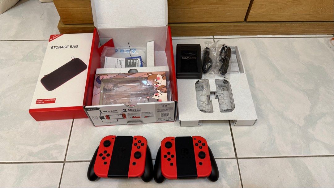 由 qboom101370351 (刊登 ID 1384039879，圖片 1) 提交，位於 台南市 (Tainan) 的 Switch OLED 瑪利歐紅 (類別：Nintendo 任天堂)，說明：附有另一個原廠手把，還有其他配件，外加霍格華茲遊戲片。