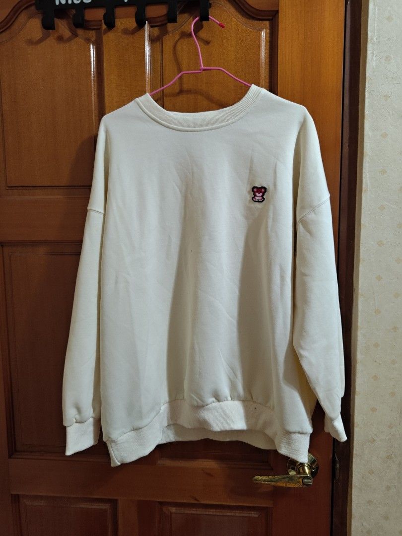 由 elxwxle (刊登 ID 1383970316，圖片 1) 提交，位於 台北市 (Taipei) 的 熊抱哥刺繡大學T (類別：帽Ｔ、大學T)，說明：。