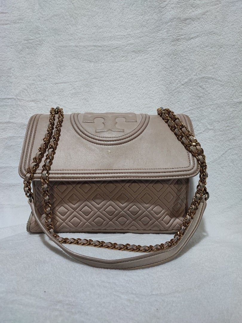 Tory Burch Fleming (Category: Luxury Bags & Wallets) located in Baguio. Submitted by jayrgijc52758 (Listing ID 1384006715, Image 1). Description: Tory Burch Fleming Medium size With rubs 1k.