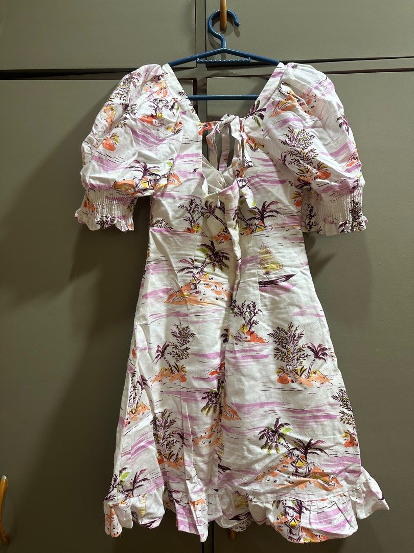 Tropical Sexy Dress (Category: Dresses) located in Manila. Submitted by knjul (Listing ID 1383994371, Image 2). Description: Used once sa tropical themed event. If im not mistaken, urban revivo brand nito. I removed it kasi makati sa likod. Sobrang ganda nito, kung kasya pa din sakin i wont sell it. Can fit XS-Sm 24-25 waist.