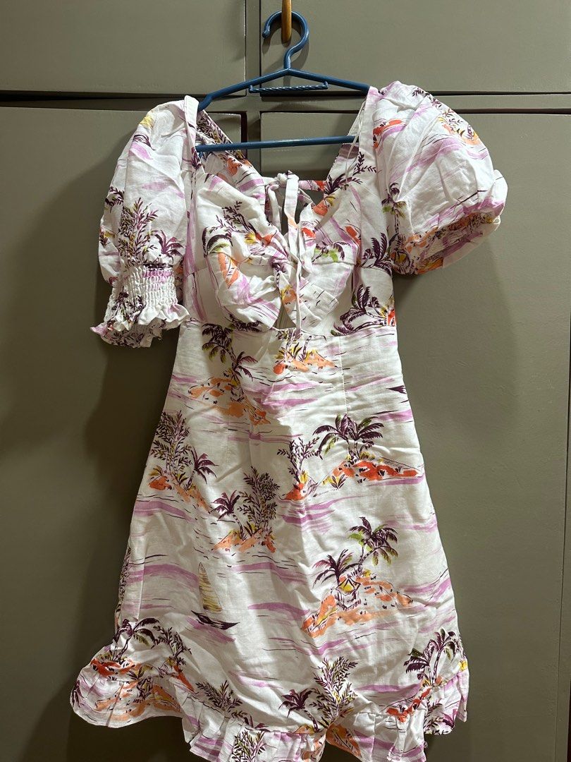 Tropical Sexy Dress (Category: Dresses) located in Manila. Submitted by knjul (Listing ID 1383994371, Image 1). Description: Used once sa tropical themed event. If im not mistaken, urban revivo brand nito. I removed it kasi makati sa likod. Sobrang ganda nito, kung kasya pa din sakin i wont sell it. Can fit XS-Sm 24-25 waist.