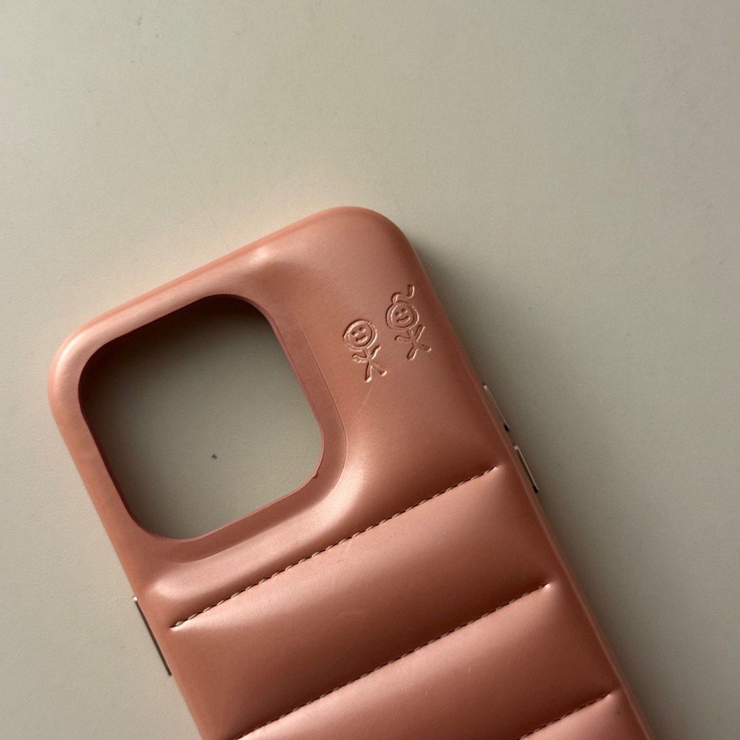 由 hongwei90627 (刊登 ID 1384028500，圖片 2) 提交，位於 台北市 (Taipei) 的 Urban Sophistication iPhone 15 pro-芭蕾粉 (類別：手機套及手機殻)，說明：底部邊角有些微破損。