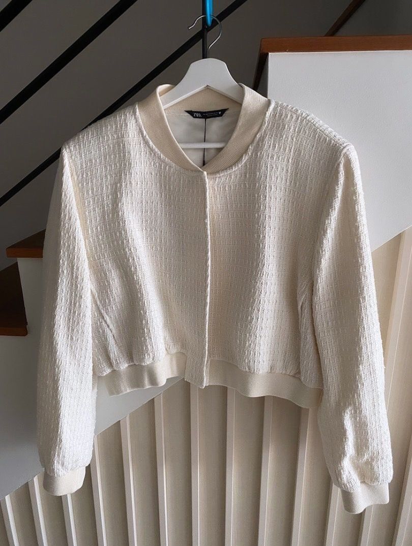 Zara Boucle Bomber Jacket medium uk 12 Cream Off White Ribbed collar&cuffs (Kategori: Baju Luaran) berada di Bekasi. Dikirim oleh kapallaut (ID iklan 1383914436, Gambar 1). Deskripsi: ZARA BOMBER WHITE CANTIK BANGETTT UKURAN M Jaket bomber dengan kerah mandarin elastis dan lengan panjang yang juga punya ujung elastis. Warnanya ivory / putih gading — cocok dipadukan dengan apa aja dan bisa dipakai di semua musim. Bahan 100% poliester. harga beli: 
