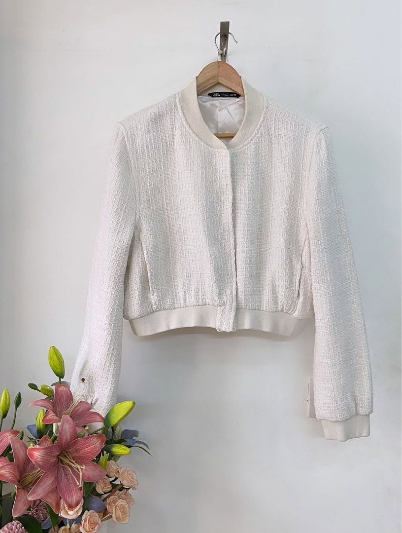Zara Boucle Bomber Jacket medium uk 12 Cream Off White Ribbed collar&cuffs (Kategori: Baju Luaran) berada di Bekasi. Dikirim oleh kapallaut (ID iklan 1383914436, Gambar 2). Deskripsi: ZARA BOMBER WHITE CANTIK BANGETTT UKURAN M Jaket bomber dengan kerah mandarin elastis dan lengan panjang yang juga punya ujung elastis. Warnanya ivory / putih gading — cocok dipadukan dengan apa aja dan bisa dipakai di semua musim. Bahan 100% poliester. harga beli: 