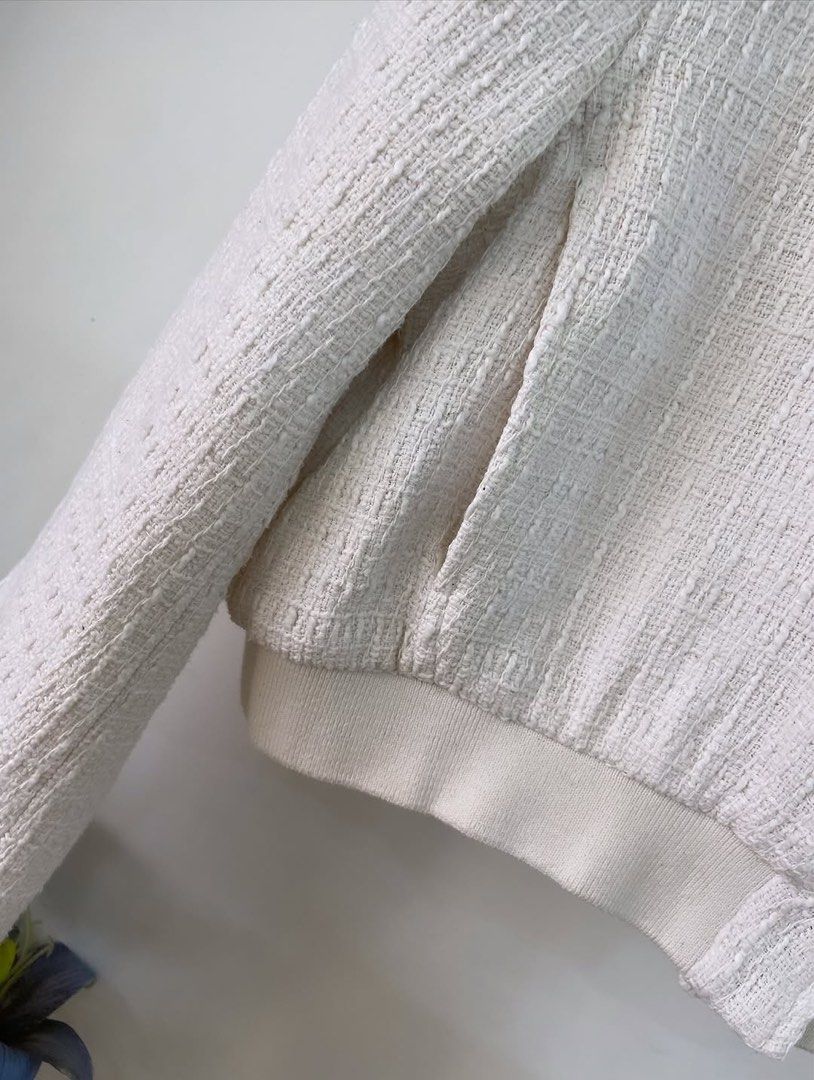 Zara Boucle Bomber Jacket medium uk 12 Cream Off White Ribbed collar&cuffs (Kategori: Baju Luaran) berada di Bekasi. Dikirim oleh kapallaut (ID iklan 1383914436, Gambar 3). Deskripsi: ZARA BOMBER WHITE CANTIK BANGETTT UKURAN M Jaket bomber dengan kerah mandarin elastis dan lengan panjang yang juga punya ujung elastis. Warnanya ivory / putih gading — cocok dipadukan dengan apa aja dan bisa dipakai di semua musim. Bahan 100% poliester. harga beli: 