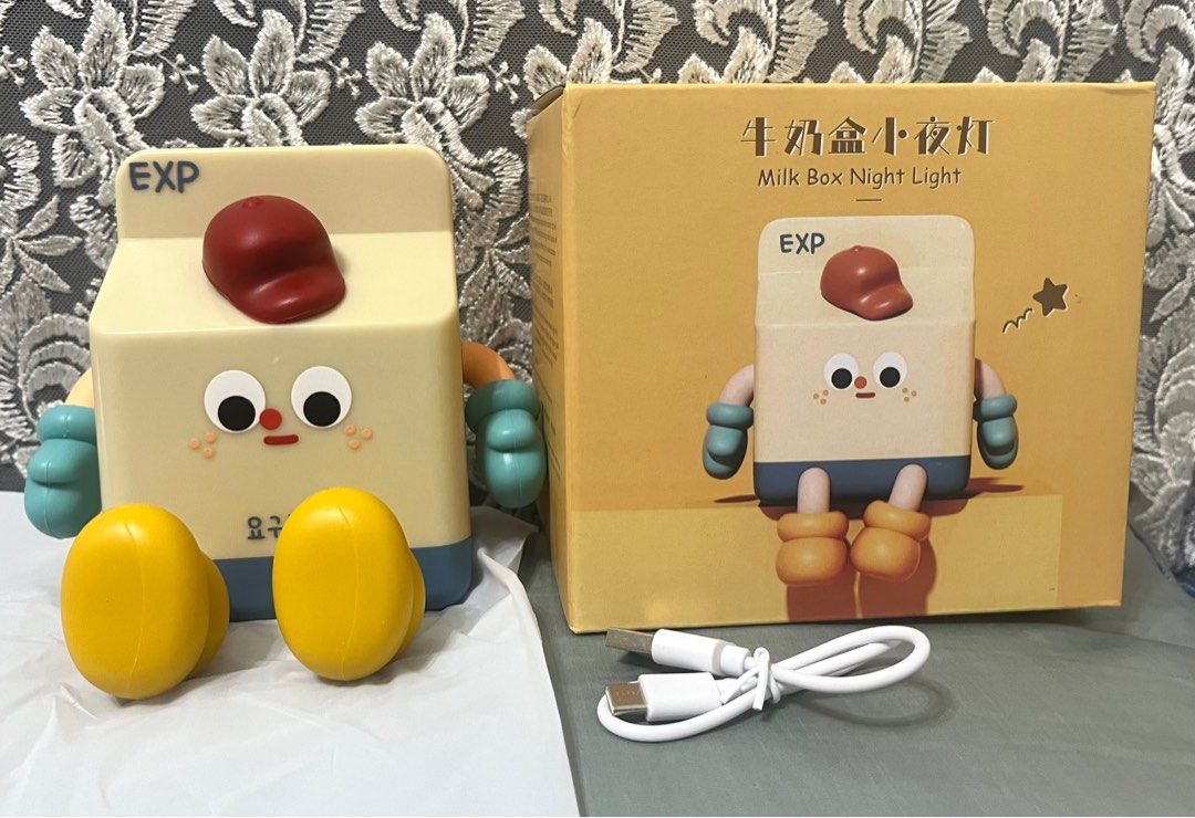 由 wei751 (刊登 ID 1378567630，圖片 1) 提交，位於 高雄市 (Kaohsiung) 的 牛奶盒造型手機支架小夜燈 (類別：燈飾)，說明：全新品，硅膠觸感，可當手機支架，只有一個。 搬家出清，它網同步販售，歡迎詢問！。