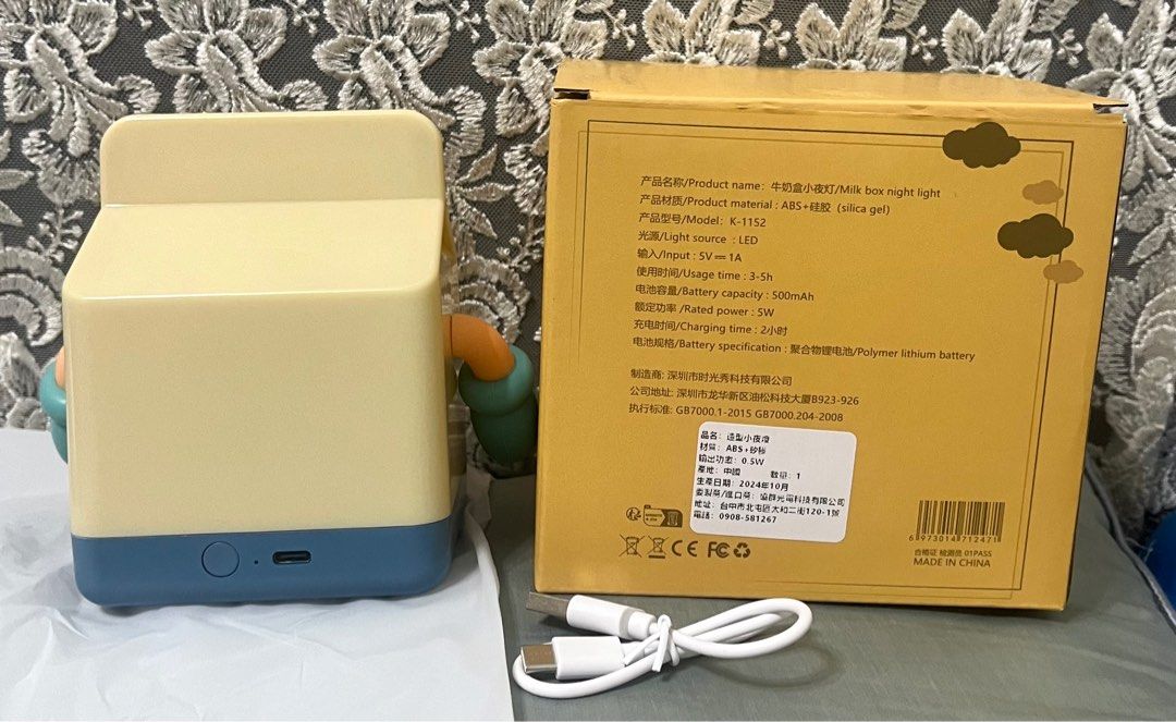 由 wei751 (刊登 ID 1378567630，圖片 2) 提交，位於 高雄市 (Kaohsiung) 的 牛奶盒造型手機支架小夜燈 (類別：燈飾)，說明：全新品，硅膠觸感，可當手機支架，只有一個。 搬家出清，它網同步販售，歡迎詢問！。