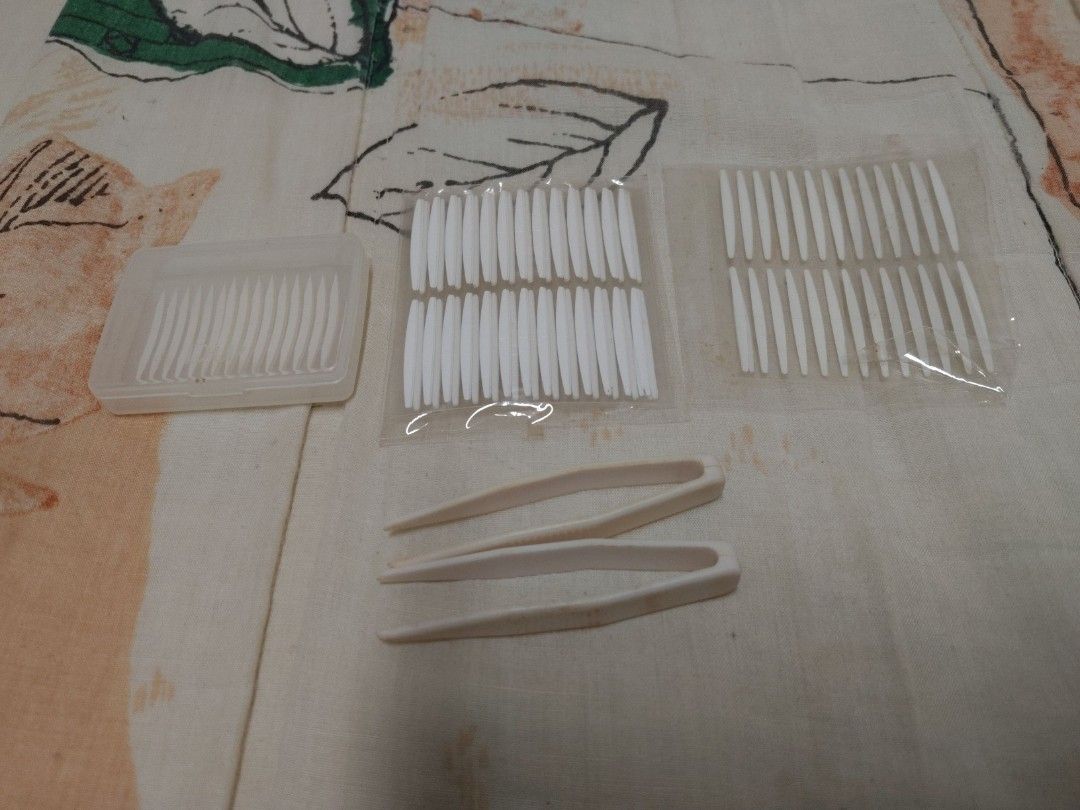 由 fun34675 (刊登 ID 1378675120，圖片 1) 提交，位於 桃園市 (Taoyuan) 的 雙眼皮貼 (類別：化妝品)，說明：全部10元 DUP剩12對（這牌很貴） 另有7片雙眼皮貼（不知什麼牌） 買很久了（應該有4.5年）用剩的 不清楚保存期限 可以接受再買 夾子有泛黃 有需要可附 沒講無附。