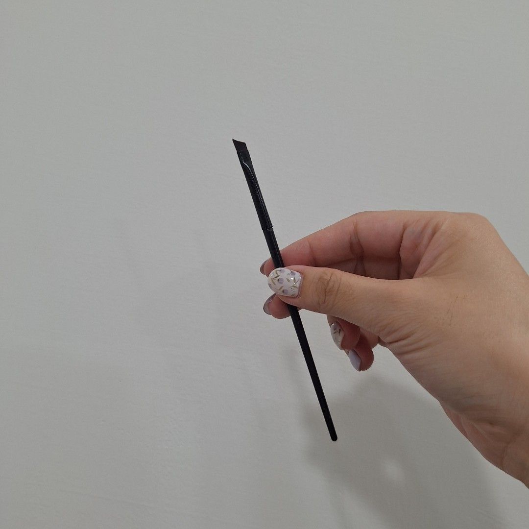 由 younie_ (刊登 ID 1378723757，圖片 1) 提交，位於 台南市 (Tainan) 的 拉眼尾刷具 (類別：眼部彩妝、保養)，說明：。