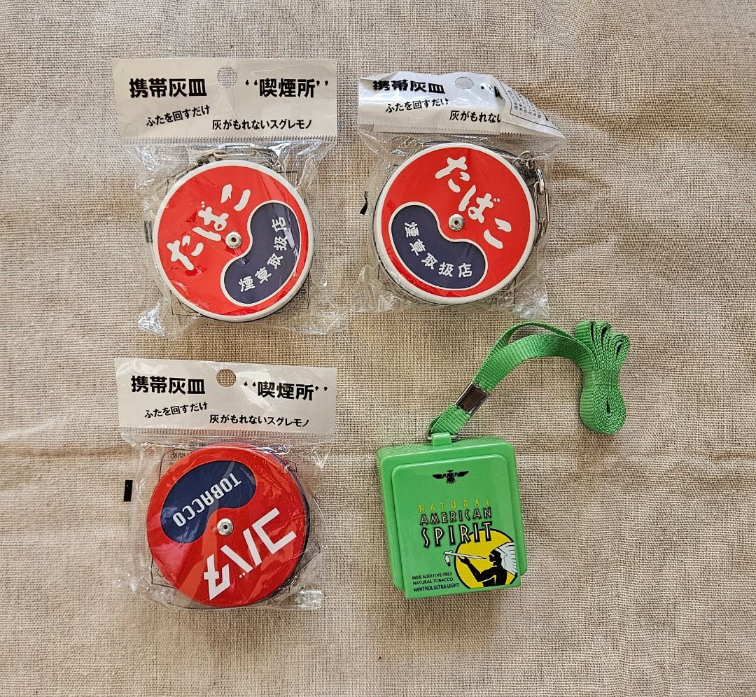 由 winonaryderlovely (刊登 ID 1378538606，圖片 1) 提交，位於 高雄市 (Kaohsiung) 的 全新 復古攜帶型菸灰缸 隨身菸灰缸 灰皿 (類別：其他居家裝飾)，說明：都是全新沒用過，一個500元，請截圖告知要哪一款 圓形的有一個包裝袋子有裂開如圖 綠色方形款表面圖案有局部刮痕如圖，可以接受再購買。