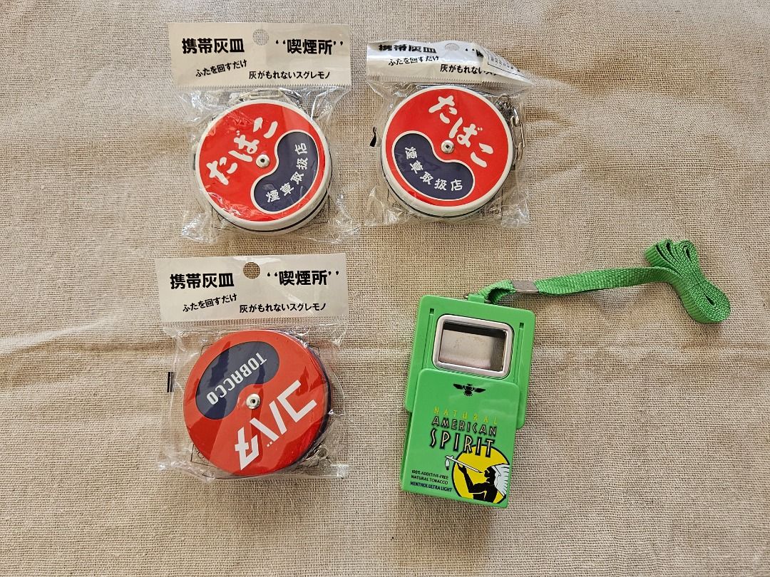 由 winonaryderlovely (刊登 ID 1378538606，圖片 2) 提交，位於 高雄市 (Kaohsiung) 的 全新 復古攜帶型菸灰缸 隨身菸灰缸 灰皿 (類別：其他居家裝飾)，說明：都是全新沒用過，一個500元，請截圖告知要哪一款 圓形的有一個包裝袋子有裂開如圖 綠色方形款表面圖案有局部刮痕如圖，可以接受再購買。