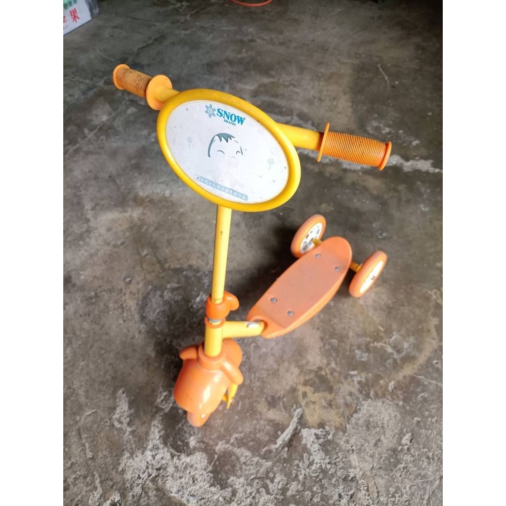 由 0989878411 (刊登 ID 1378581790，圖片 1) 提交，位於 新北市 (New Taipei) 的 【銓芳家具】雪印 歡樂滑板車 滑步車 學步車 兒童滑板車 三輪滑板車 寶寶滑板車 平衡滑步車 兒童學步車 (類別：嬰兒玩具)，說明：【銓芳家具】雪印 歡樂滑板車 滑步車 學步車 兒童滑板車 三輪滑板車 寶寶滑板車 平衡滑步車 兒童學步車 售價: 50元 工廠地址: 新北市蘆洲區復興路307巷17-2號1樓。 營業時間: 早上10點~下午5點。 因有時會外出不在工廠，為避免您白跑一趟~~ 出發前，請先電話聯絡~謝謝~。
