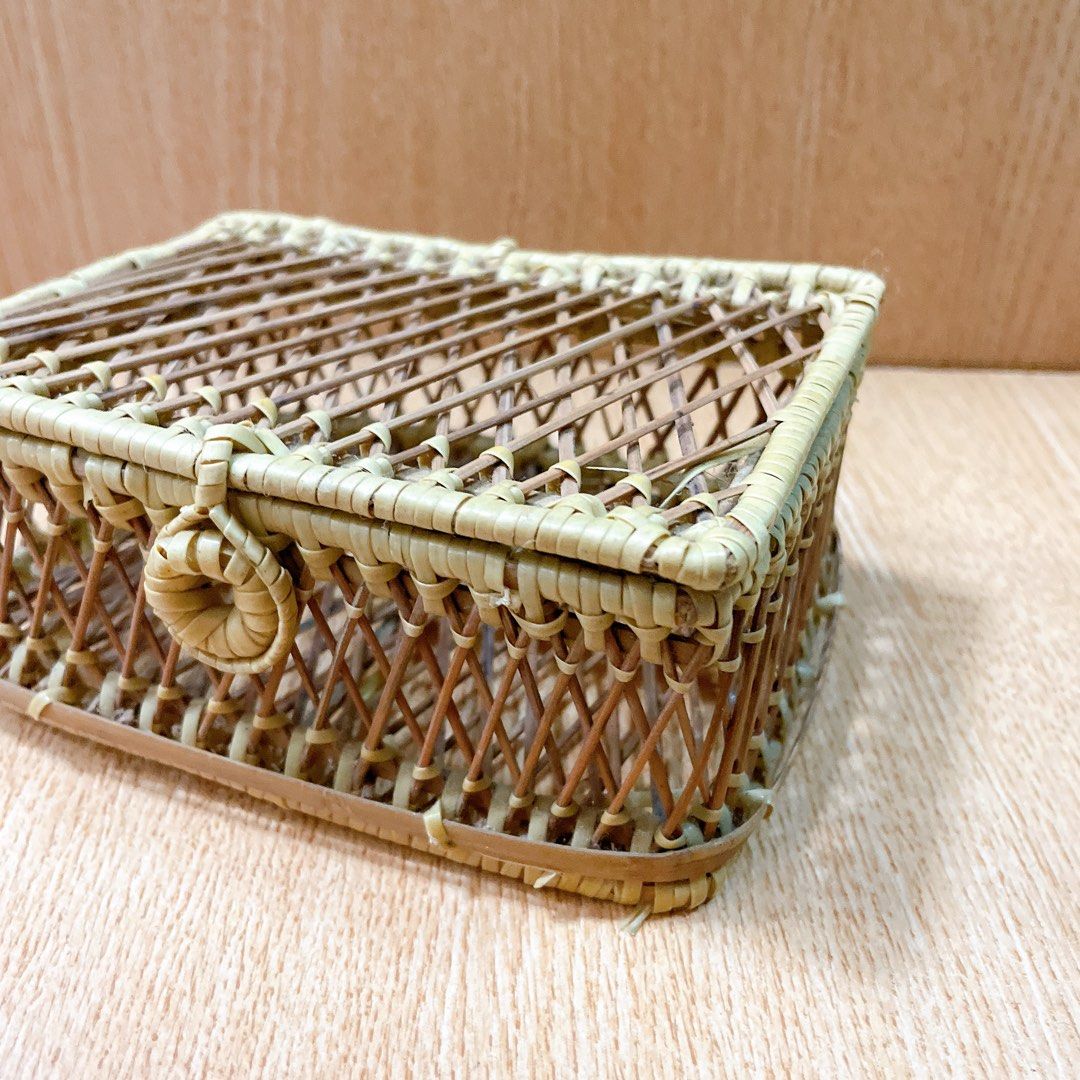 由 ugoods_tw (刊登 ID 1378683637，圖片 3) 提交，位於 新北市 (New Taipei) 的 二手 八成新 復古 套環 竹編 收納盒 收納箱 置物 擺飾 收納 藤編 (類別：居家改善及收納用品)，說明：蓋子開關時微卡(因一個竹編扣環固定，蓋子移動幅度大)，不影響使用，不介意再下單，謝謝🌷 外觀尺寸約 長 13.5* 寬10* 高6.5 cm。
