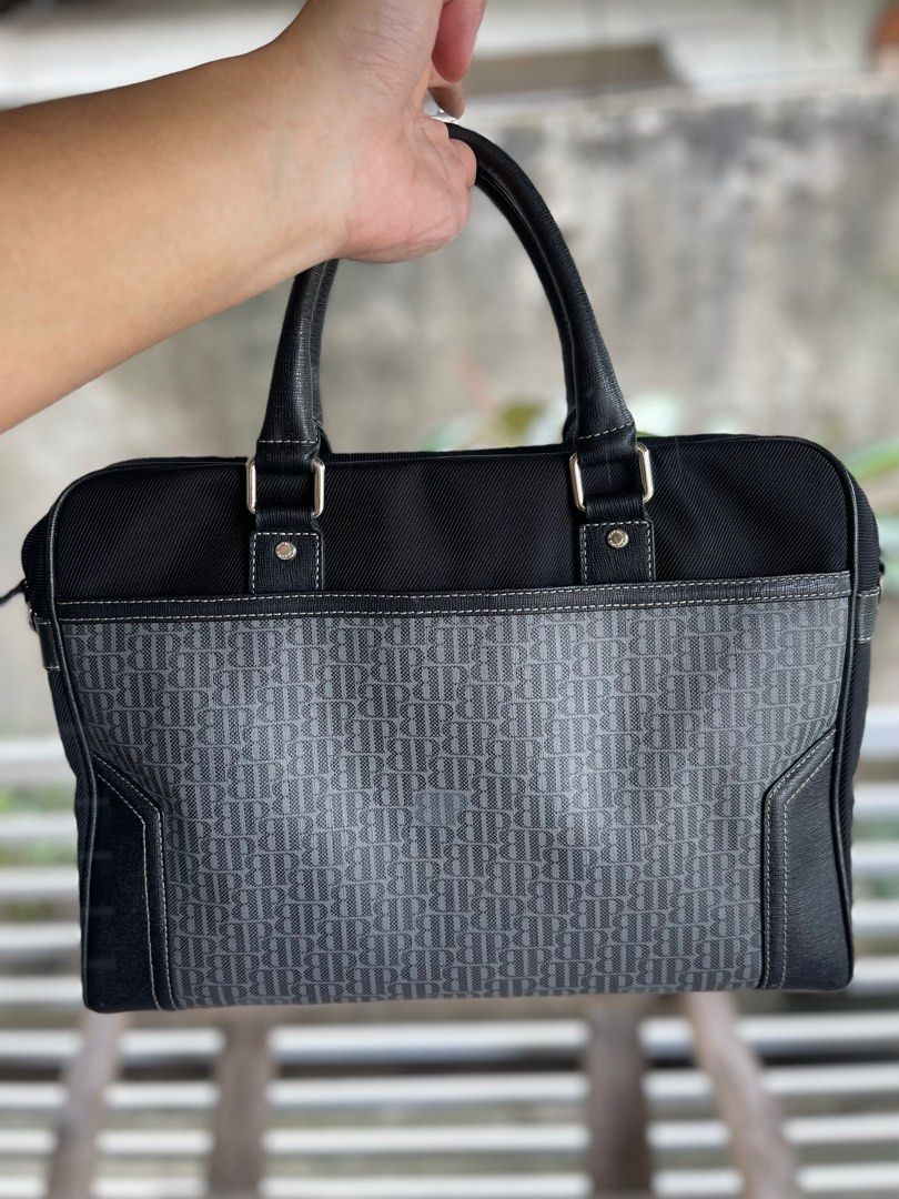 💯 Authentic Beanpole Briefcase (Category: Luxury Bags & Wallets) located in Dagupan City. Submitted by fonsomatthy (Listing ID 1378618161, Image 2). Description: ‼️FOR SALE‼️ 💯 Authentic Beanpole Briefcase ✅ Canvas and cowhide leather interior and exterior ✅ With tag 👉🏻 Flaws are minimal signs of use; overall in good condition 9/10 🧾 MOP will be Gcash 🚚 MOD will be via J&T 💬 PM for queries 👉🏻 0961-754-9147 .