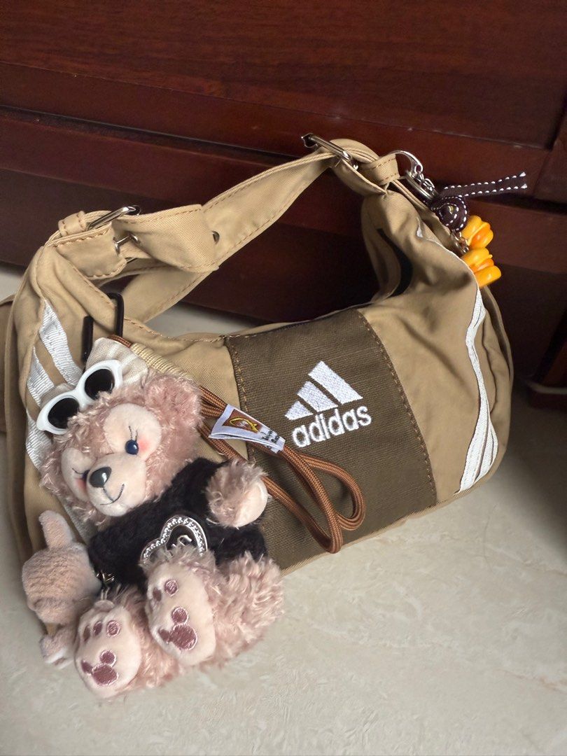 由 mcm_puppy (刊登 ID 1378586096，圖片 3) 提交，位於 苗栗縣 (Miaoli) 的 adidas中古棕拼接包 (類別：其他運動配件)，說明：只有一個先買先得，可以斜挎/手提/單肩背，肩帶可以調節。。