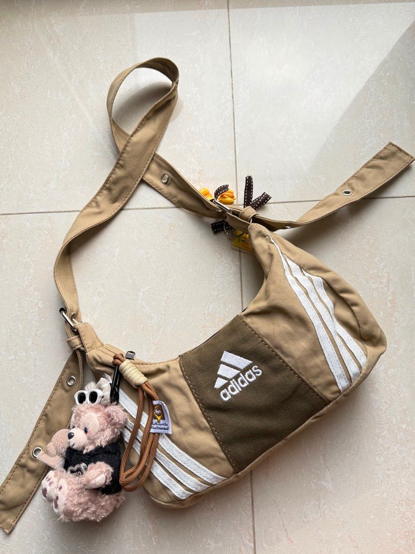 由 mcm_puppy (刊登 ID 1378586096，圖片 2) 提交，位於 苗栗縣 (Miaoli) 的 adidas中古棕拼接包 (類別：其他運動配件)，說明：只有一個先買先得，可以斜挎/手提/單肩背，肩帶可以調節。。