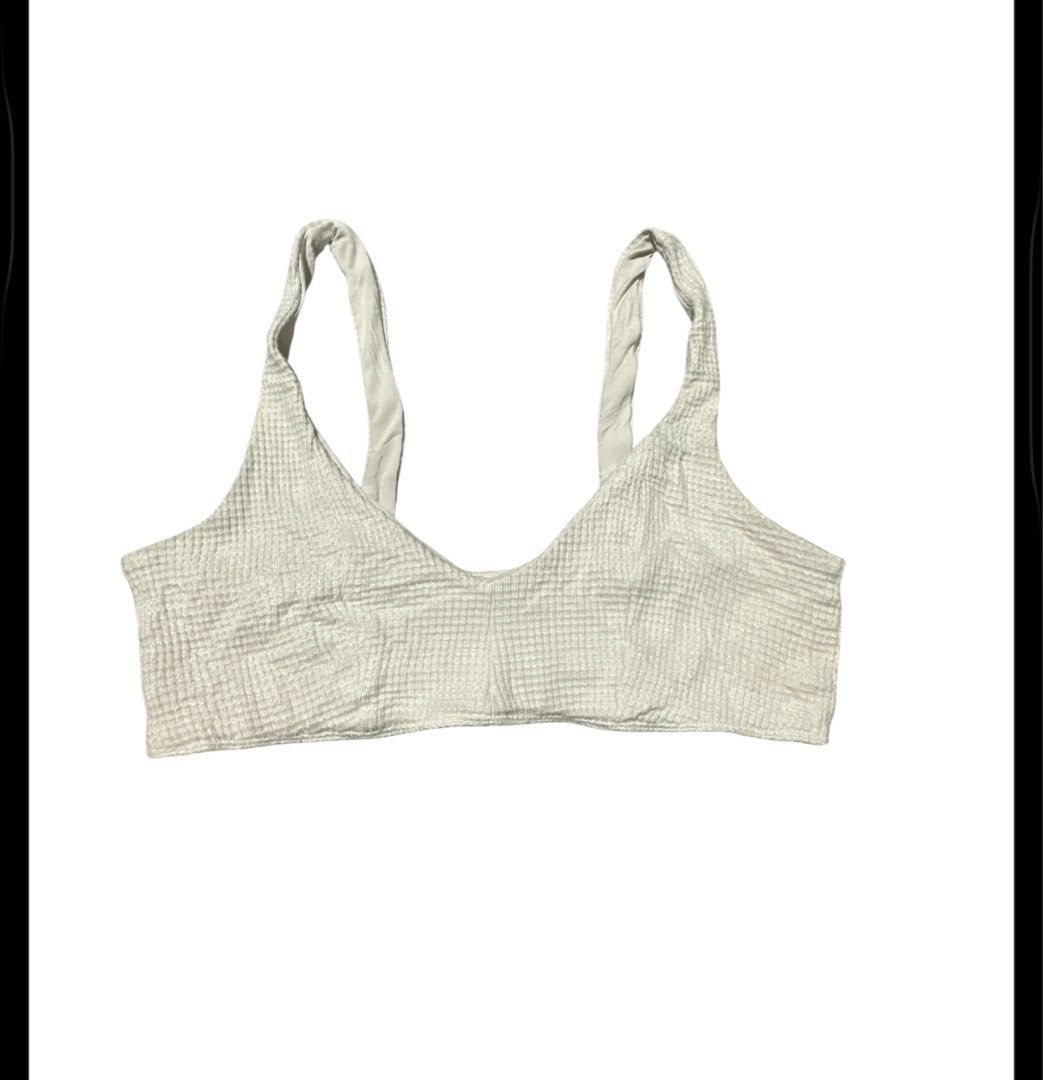 Alo sports bra medium (Category: Activewear) located in Iba. Submitted by xooperfindslb (Listing ID 1378656016, Image 3). Description: Fixed price, free shipping!!! Alo sports bra Nka patch ung ALO n brand.