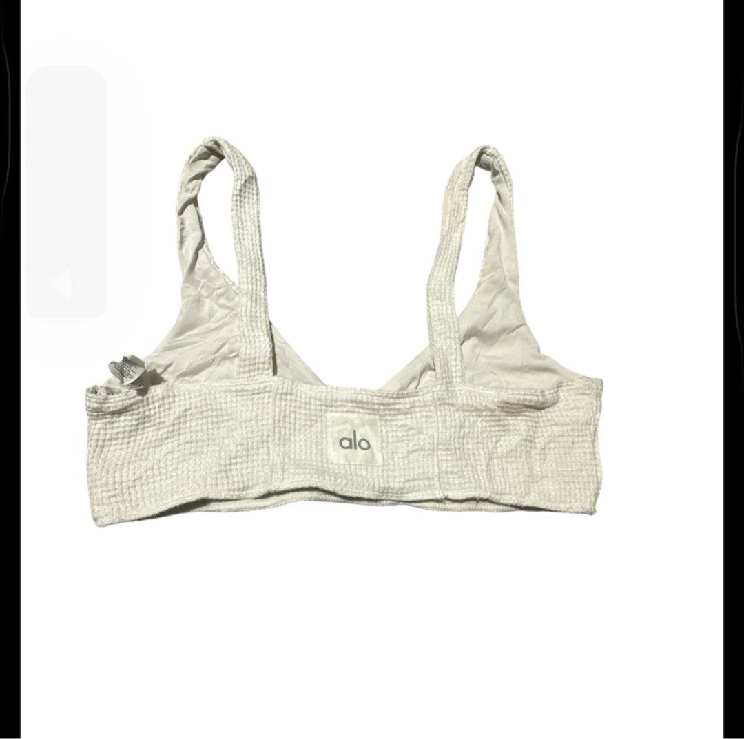 Alo sports bra medium (Category: Activewear) located in Iba. Submitted by xooperfindslb (Listing ID 1378656016, Image 2). Description: Fixed price, free shipping!!! Alo sports bra Nka patch ung ALO n brand.