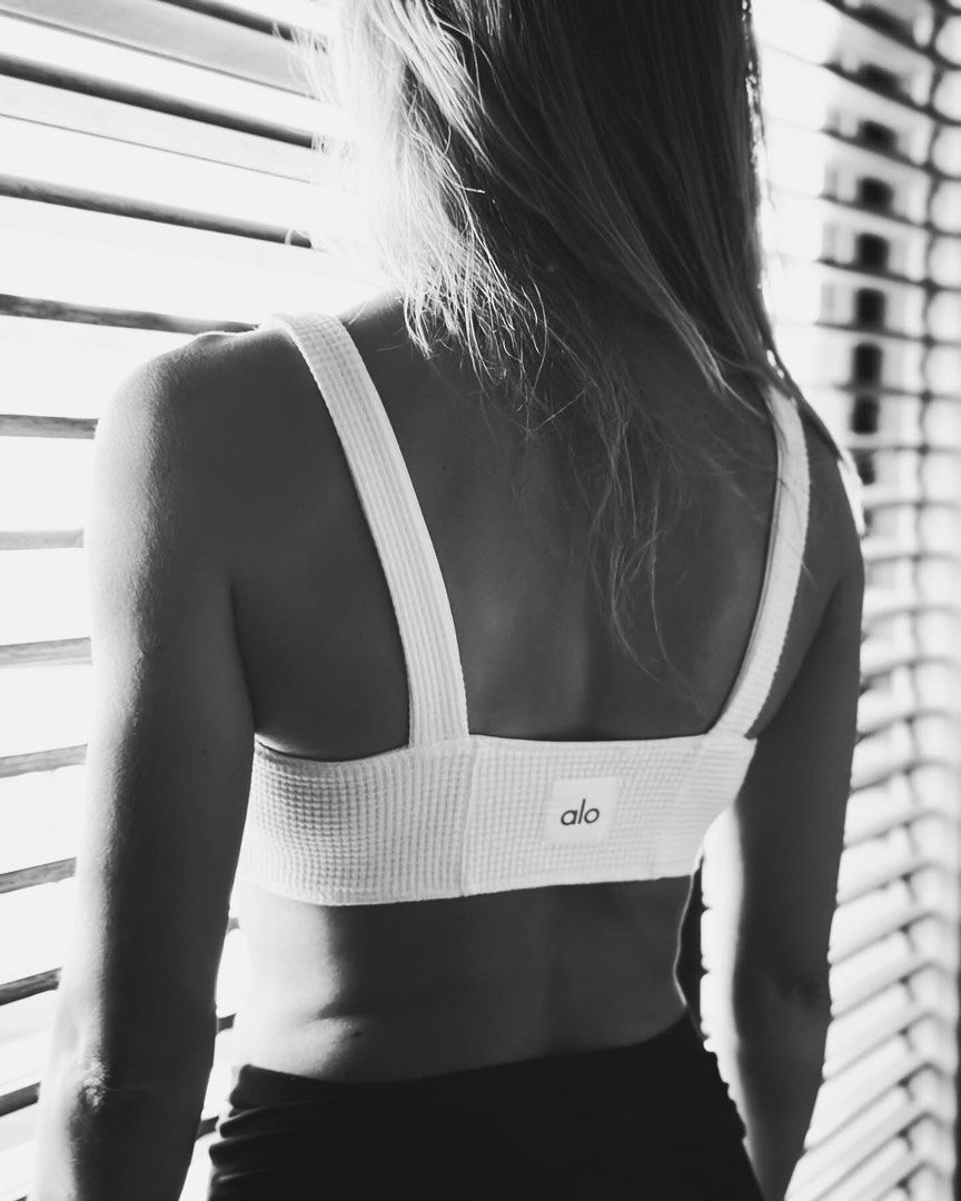 Alo sports bra medium (Category: Activewear) located in Iba. Submitted by xooperfindslb (Listing ID 1378656016, Image 1). Description: Fixed price, free shipping!!! Alo sports bra Nka patch ung ALO n brand.