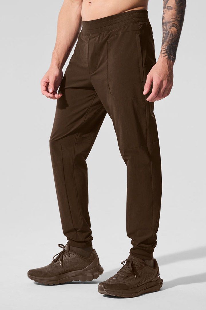 Alo yoga pants unisex (espresso) (Category: Activewear) located in Singapore. Submitted by remixtape (Listing ID 1378724501, Image 2). Description: New without tag .
