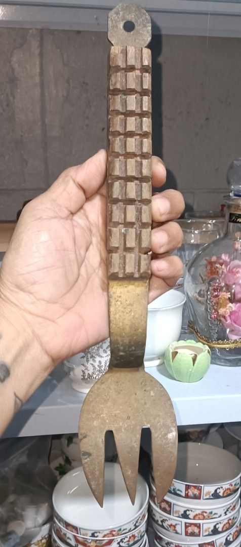 Antique Brass Serving Spoon And Fork (Category: Dinnerware & Cutlery) located in Manila. Submitted by kharla2006 (Listing ID 1378543936, Image 3). Description: 4 pcs for 3,500 11 inches long 1 pair sold.
