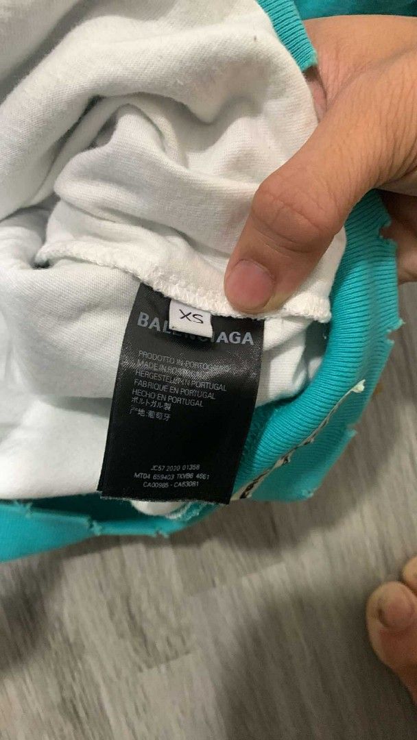 BALENCIAGA HODDIE DISTRESS (Category: Activewear) located in Bongabong. Submitted by thriftben (Listing ID 1378628468, Image 3). Description: Balenciaga distress hoddie dime's 26 by.29 flawless no issues.