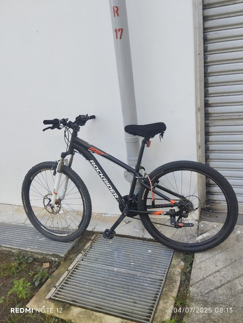 Bicycle (Category: Bicycles) located in Singapore. Submitted by shafayeti868791 (Listing ID 1378557944, Image 1). Description: 27.M size very good.