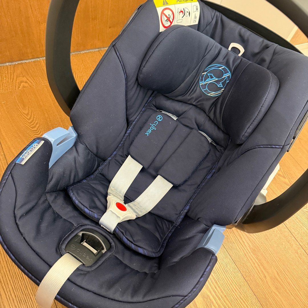 由 kilikilikili (刊登 ID 1378714469，圖片 3) 提交，位於 台中市 (Taichung) 的 二手）Cybex Aton5 嬰兒 提籃 汽座 (類別：安全座椅)，說明：Cybex Aton5 嬰兒提籃 汽座 二手面交購入約一年 新生兒時期出門比較常用 有使用痕跡、刮痕、毛絮 ❌前檔布套遺失，多送一個二手原廠提籃蚊帳 提籃已有先簡單清洗後收納 賣場另有提籃轉接器 可參考選購 以上介意勿考慮🙏🏻 台中北區面交自取。