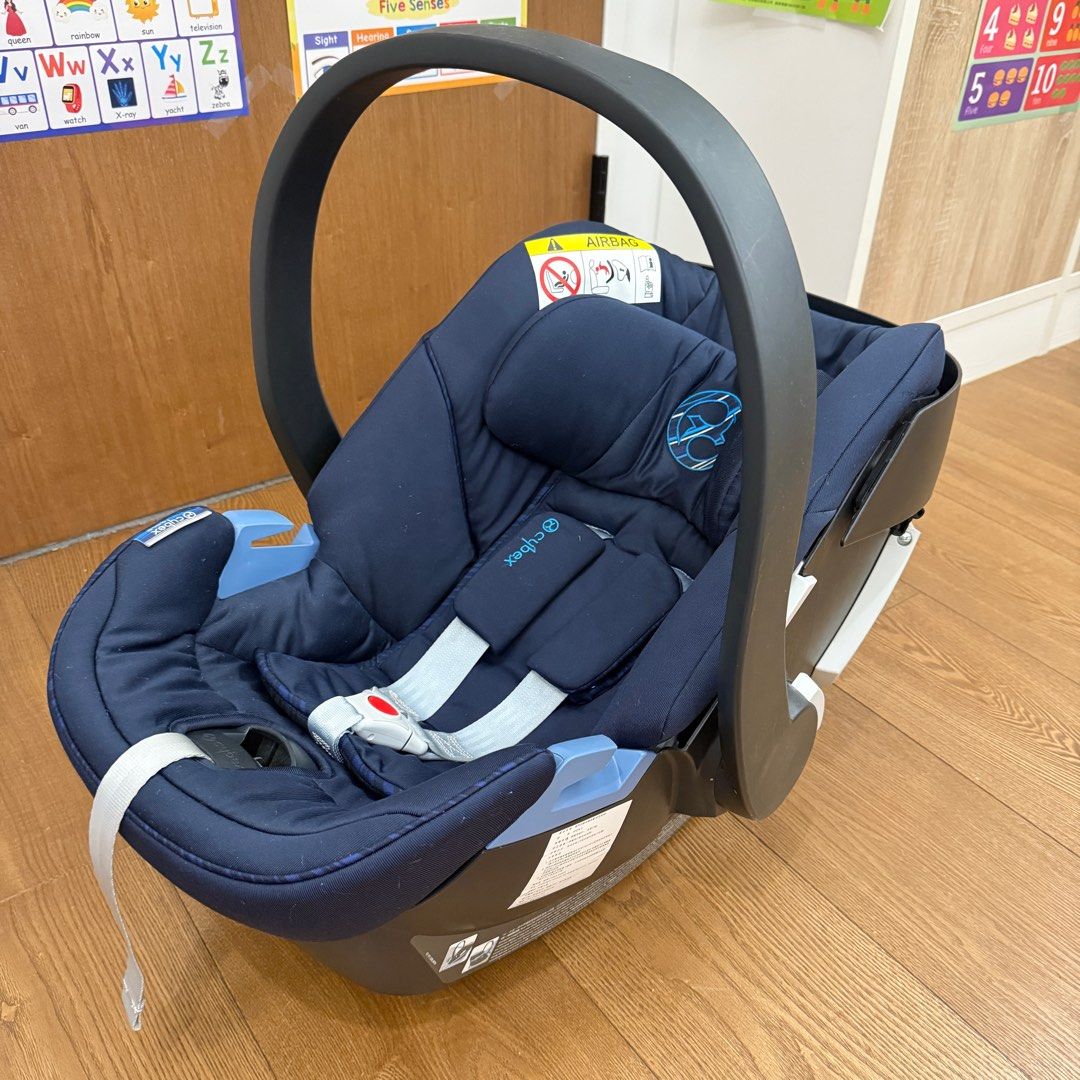由 kilikilikili (刊登 ID 1378714469，圖片 1) 提交，位於 台中市 (Taichung) 的 二手）Cybex Aton5 嬰兒 提籃 汽座 (類別：安全座椅)，說明：Cybex Aton5 嬰兒提籃 汽座 二手面交購入約一年 新生兒時期出門比較常用 有使用痕跡、刮痕、毛絮 ❌前檔布套遺失，多送一個二手原廠提籃蚊帳 提籃已有先簡單清洗後收納 賣場另有提籃轉接器 可參考選購 以上介意勿考慮🙏🏻 台中北區面交自取。