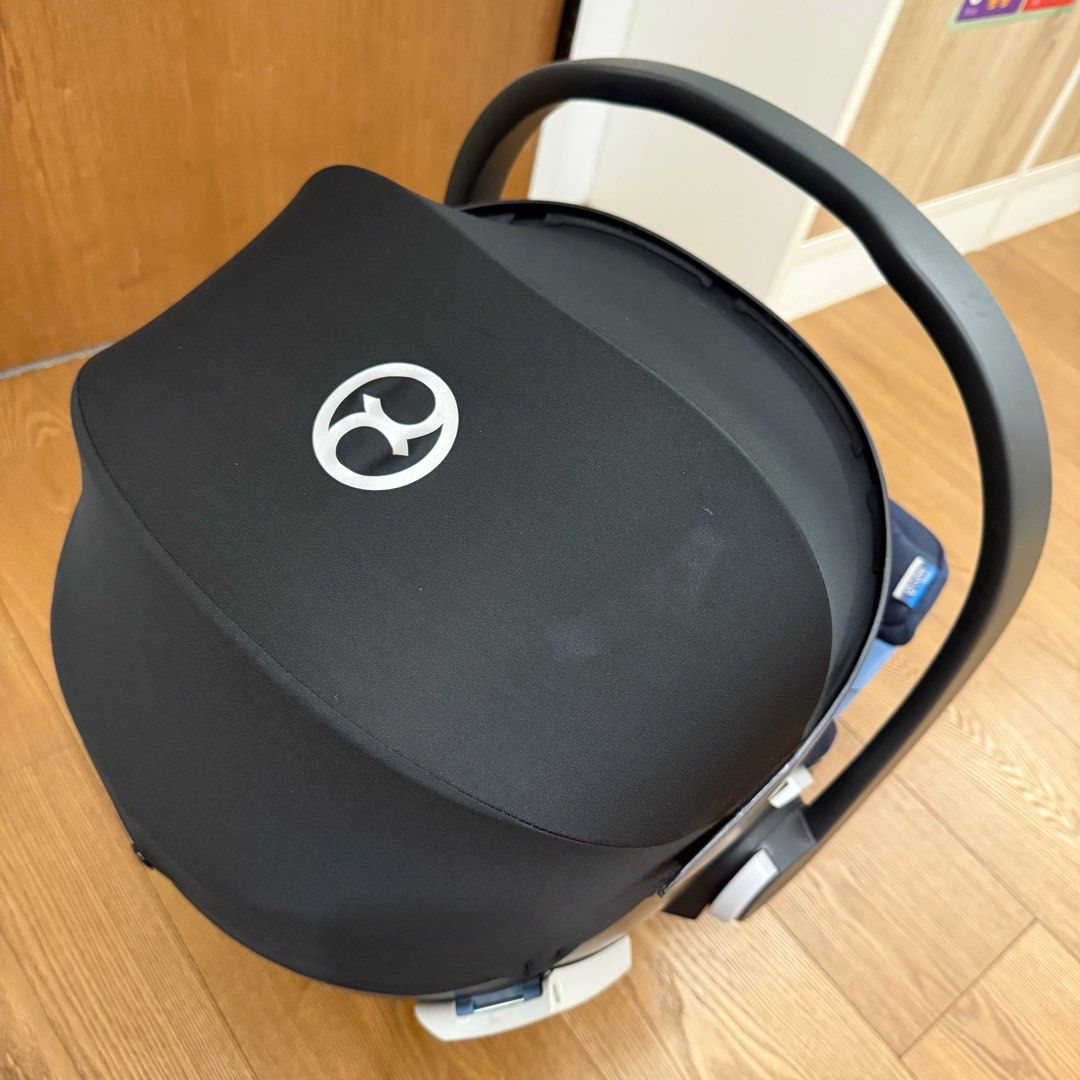 由 kilikilikili (刊登 ID 1378714469，圖片 2) 提交，位於 台中市 (Taichung) 的 二手）Cybex Aton5 嬰兒 提籃 汽座 (類別：安全座椅)，說明：Cybex Aton5 嬰兒提籃 汽座 二手面交購入約一年 新生兒時期出門比較常用 有使用痕跡、刮痕、毛絮 ❌前檔布套遺失，多送一個二手原廠提籃蚊帳 提籃已有先簡單清洗後收納 賣場另有提籃轉接器 可參考選購 以上介意勿考慮🙏🏻 台中北區面交自取。