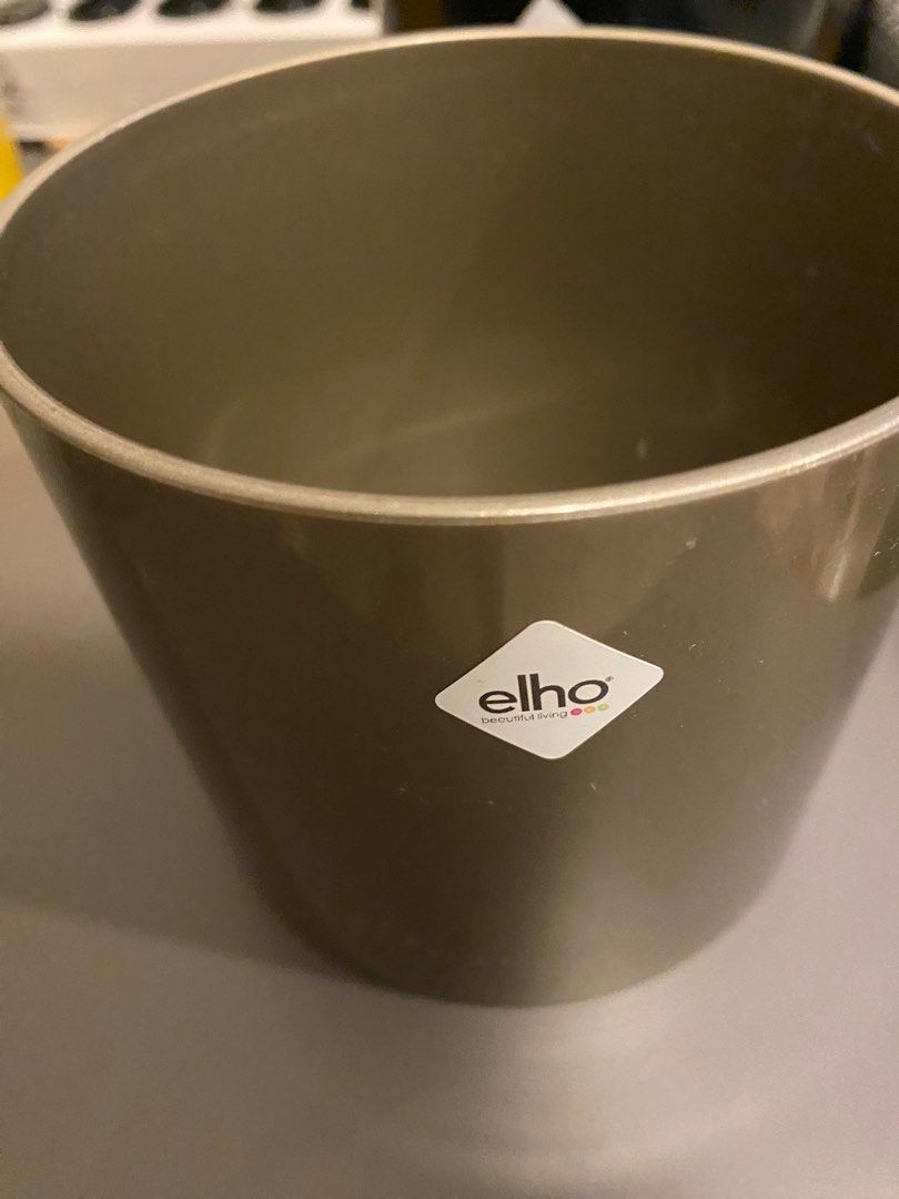 Elho 11cm diamond planters from Holland (Category: Pots & Planters) located in Pasig City. Submitted by gedi_c (Listing ID 1378687901, Image 1). Description: Elho 11c9cm planters Made in Holland Glossy finish Available in black, oyster pearl .