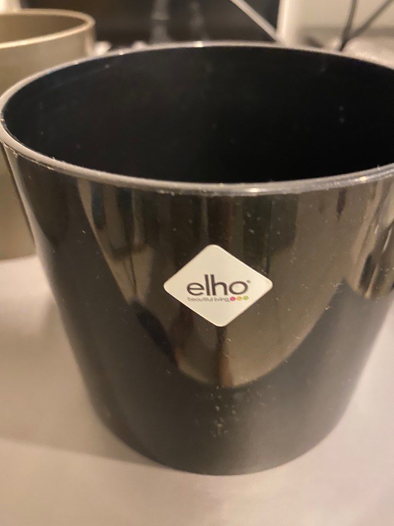 Elho 11cm diamond planters from Holland (Category: Pots & Planters) located in Pasig City. Submitted by gedi_c (Listing ID 1378687901, Image 2). Description: Elho 11c9cm planters Made in Holland Glossy finish Available in black, oyster pearl .
