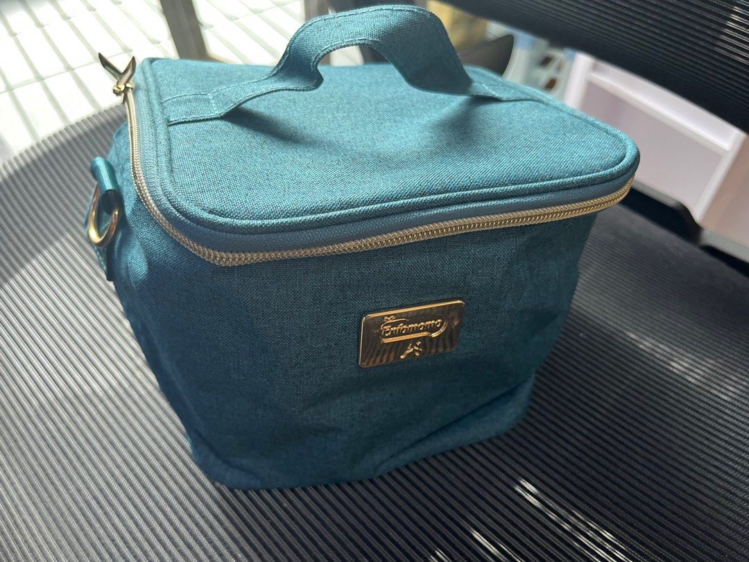 Enfamama Insulated Bag (Category: Other Babies Going Out Needs) located in Singapore. Submitted by anna_222 (Listing ID 1378624653, Image 2). Description: Stylish and practical insulated bag by Enfamama. Includes a handle and sling for easy carrying..