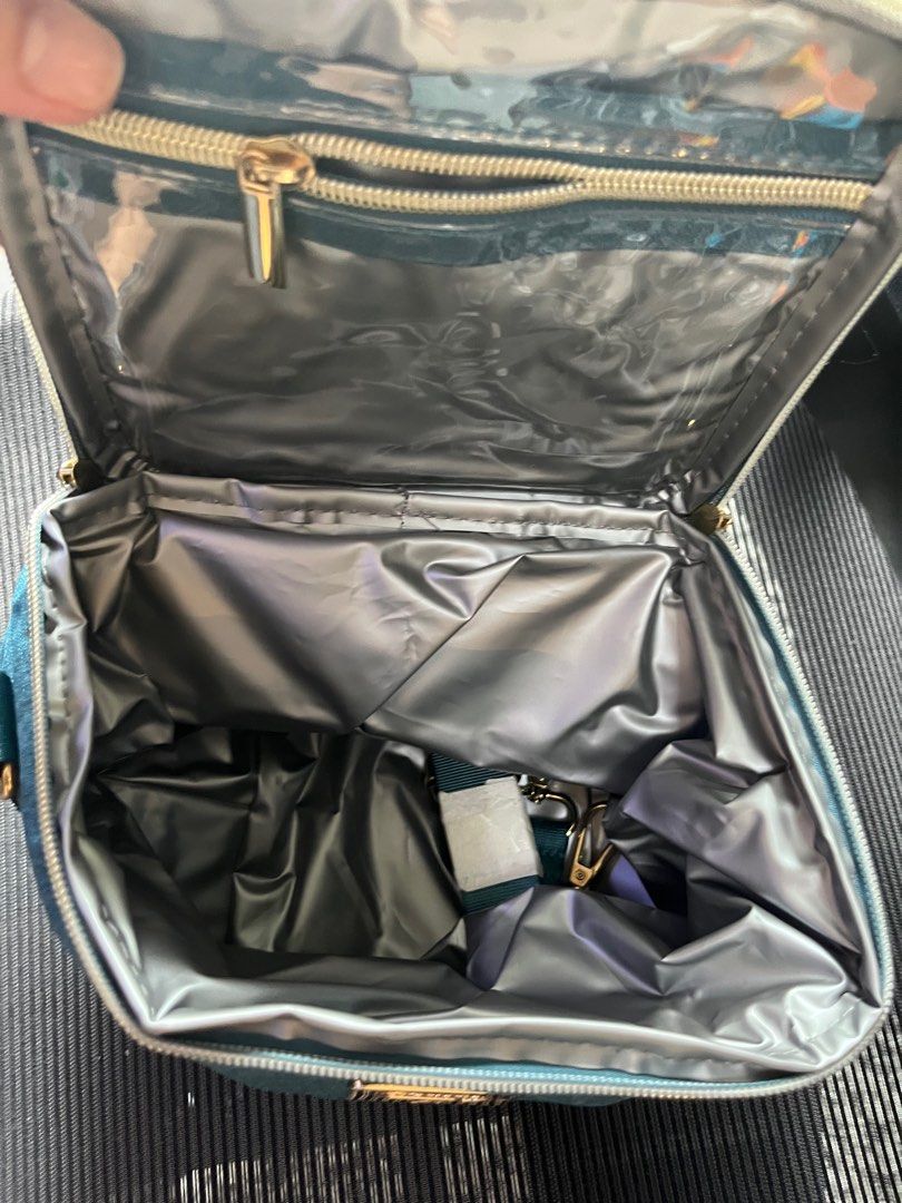 Enfamama Insulated Bag (Category: Other Babies Going Out Needs) located in Singapore. Submitted by anna_222 (Listing ID 1378624653, Image 3). Description: Stylish and practical insulated bag by Enfamama. Includes a handle and sling for easy carrying..