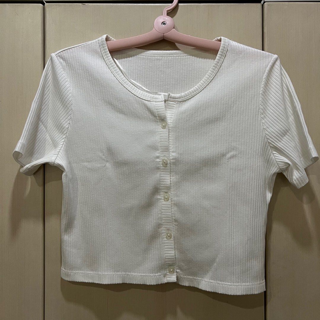 GU buttoned crop top in white (Category: Shirts) located in Manila. Submitted by basicbaguette (Listing ID 1378548371, Image 1). Description: .