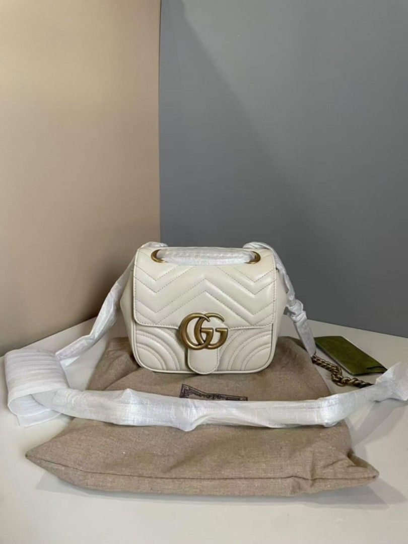 Gucci Marmont (Category: Luxury Bags & Wallets) located in Manila. Submitted by cattocatto (Listing ID 1378618837, Image 1). Description: selling my mama's gucci purse! new condition, displayed lang since purchased day. rfs: need funds.