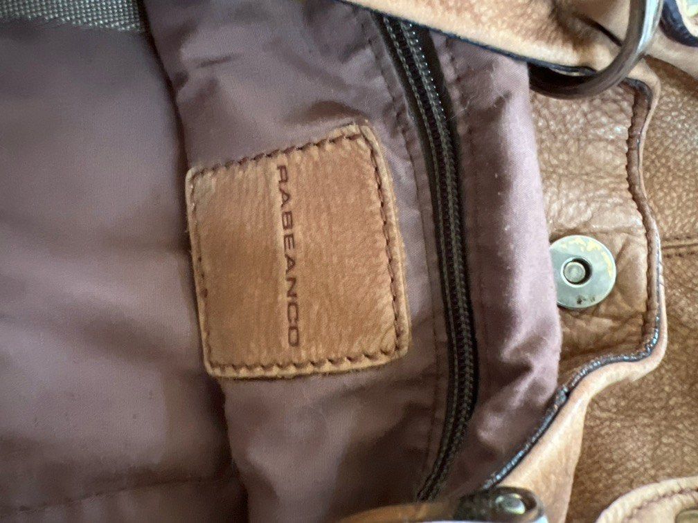 Handbag （分類：多用途袋）位於 Hong Kong。 由 shanlokwei 提交（商品編號 1378533899，圖片 3）。簡介： 大袋/斜咩袋/ 原價$3000幾 /斜咩帶個夾斷咗 可以自行買返個帶。