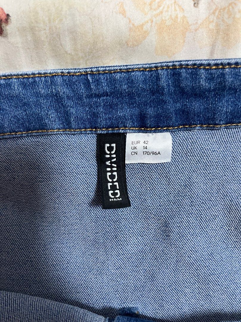 H&M Denim Jumper Dress (Category: Dresses) located in Paranaque City. Submitted by from_opal (Listing ID 1378666931, Image 3). Description: - used once - rfs: doesn’t fit anymore.