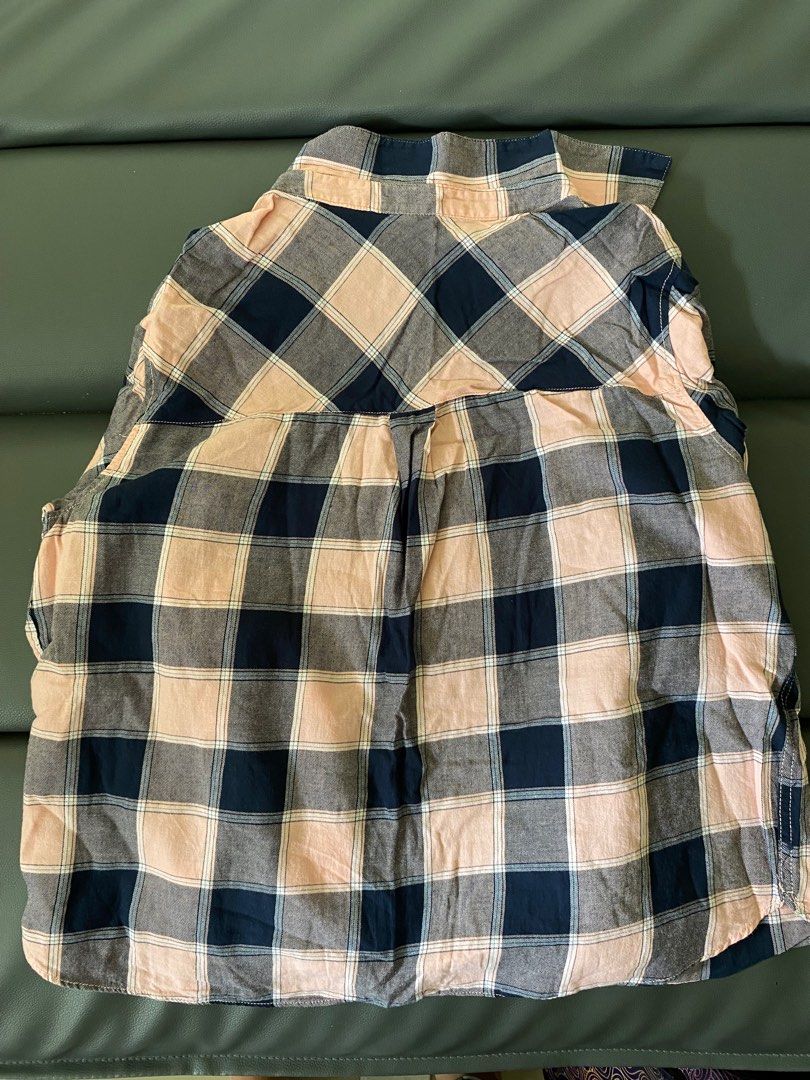 H&M plaid long shirt (Category: Longsleeves) located in Manila. Submitted by pauleans_web (Listing ID 1378557354, Image 2). Description: 🧸 H&M plaid long shirt ⤷ ₱350 - medium .