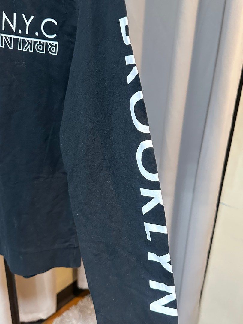 H&M Sweat Shirt (Category: Coats, Jackets and Outerwear) located in Quezon City. Submitted by cesssl (Listing ID 1378607065, Image 3). Description: .