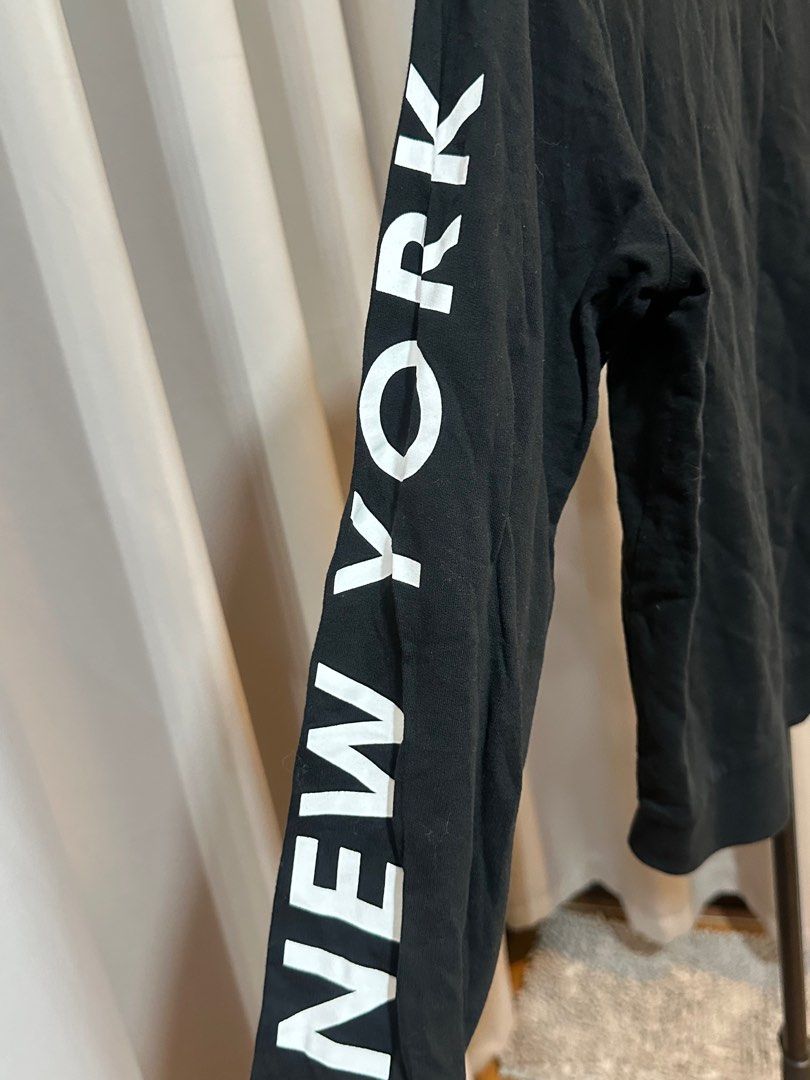H&M Sweat Shirt (Category: Coats, Jackets and Outerwear) located in Quezon City. Submitted by cesssl (Listing ID 1378607065, Image 2). Description: .