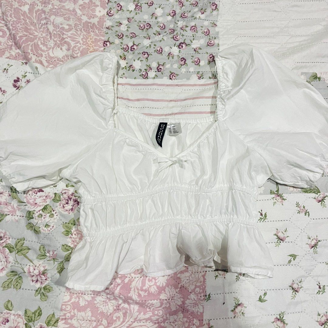 H&M white coquette puff sleeve top (Category: Blouses) located in Caloocan City. Submitted by eepysnoopy (Listing ID 1378635304, Image 1). Description: - only used this once or twice - size xxs but the top is stretchy naman kaya s-m can fit rin - bought this for 900 .