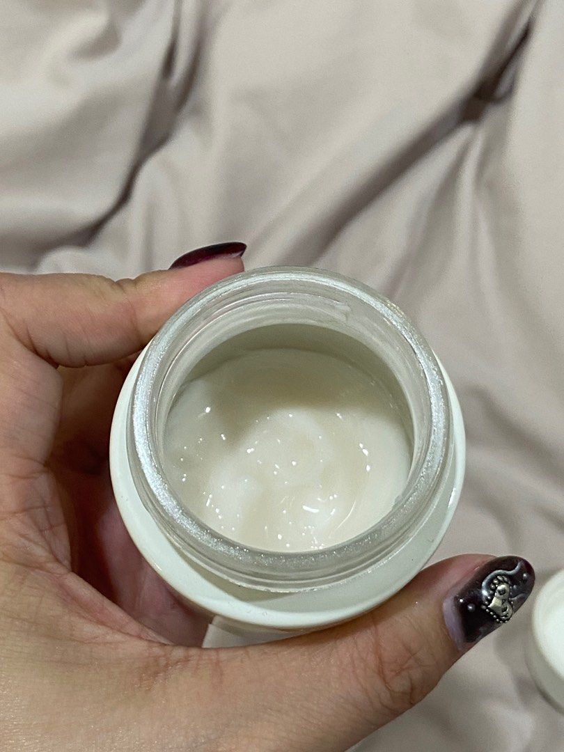 由 mmmmmmmmmi (刊登 ID 1378686283，圖片 2) 提交，位於 新北市 (New Taipei) 的 innisfree 綠茶籽保濕面霜 (類別：護膚、清潔產品)，說明：品牌：innisfree 品名：綠茶籽保濕面霜 產品容量：50mL 商品產地：韓國 •有平價版冰河醣保濕霜的稱號 •幫助肌膚鎖水 •建議在保養的最後一個步驟使用 •清爽型面霜 >使用於保養最後一個步驟，為肌膚提供全面的保護和呵護。 用量還有2/3！整體來說是一款適合夏天用的面霜，但因爲目前有別的保養的在用，所以想賣掉～。